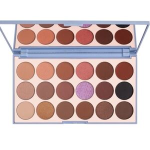 Elegant Eyeshadow Palette with Rich Tones